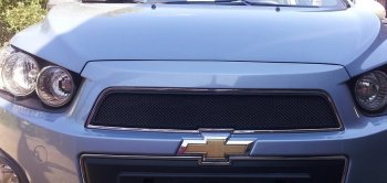 2 899 р. Защитная сетка решетки радиатора Стрелка 11 Стандарт (алюминий/пластик) Chevrolet Aveo T300 седан (2011-2015) (Цвет: черный). Увеличить фотографию 1