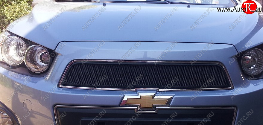 2 899 р. Защитная сетка решетки радиатора Стрелка 11 Стандарт (алюминий/пластик) Chevrolet Aveo T300 хэтчбек (2011-2015) (Цвет: черный)