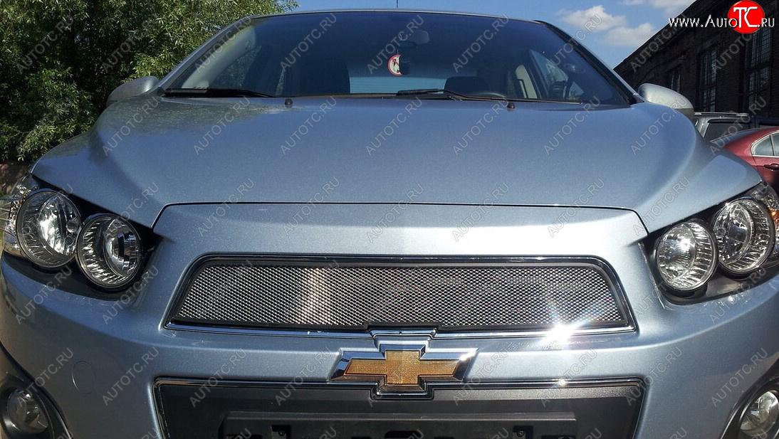 2 999 р. Защитная сетка решетки радиатора Стрелка 11 Стандарт (алюминий/пластик)  Chevrolet Aveo  T300 (2011-2015) (Цвет: хром)