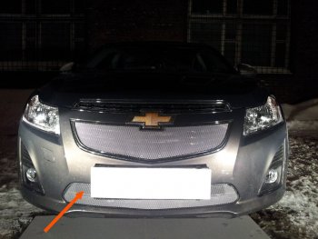 3 099 р. Защитная сетка радиатора в бампер Стрелка 11 Стандарт (алюминий, пластик)  Chevrolet Cruze ( седан,  хэтчбек,  универсал) (2012-2015) (Цвет: хром). Увеличить фотографию 1