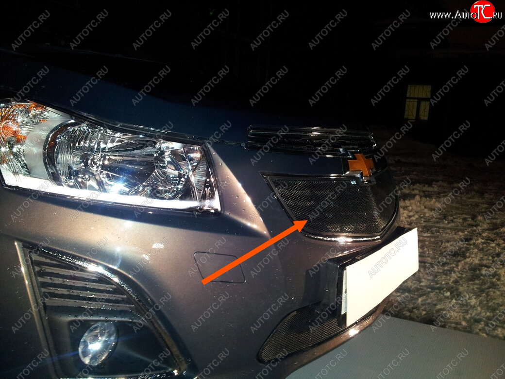 3 279 р. Защитная сетка решетки радиатора Стрелка 11 Стандарт (алюминий/пластик) Chevrolet Cruze седан J300 (2012-2015) (Цвет: черный)