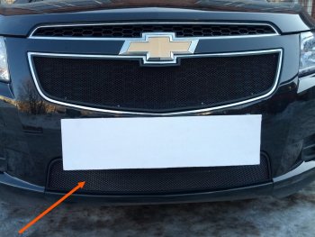 2 799 р. Защитная сетка радиатора в бампер Стрелка 11 Стандарт (алюминий, пластик)  Chevrolet Cruze ( седан,  хэтчбек) (2009-2012) (Цвет: черный). Увеличить фотографию 1