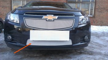 2 999 р. Защитная сетка радиатора в бампер Стрелка 11 Стандарт (алюминий, пластик)  Chevrolet Cruze ( седан,  хэтчбек) (2009-2012) (Цвет: хром). Увеличить фотографию 1