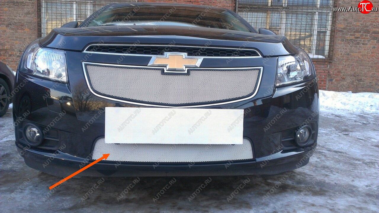 2 999 р. Защитная сетка радиатора в бампер Стрелка 11 Стандарт (алюминий, пластик)  Chevrolet Cruze ( седан,  хэтчбек) (2009-2012) (Цвет: хром)