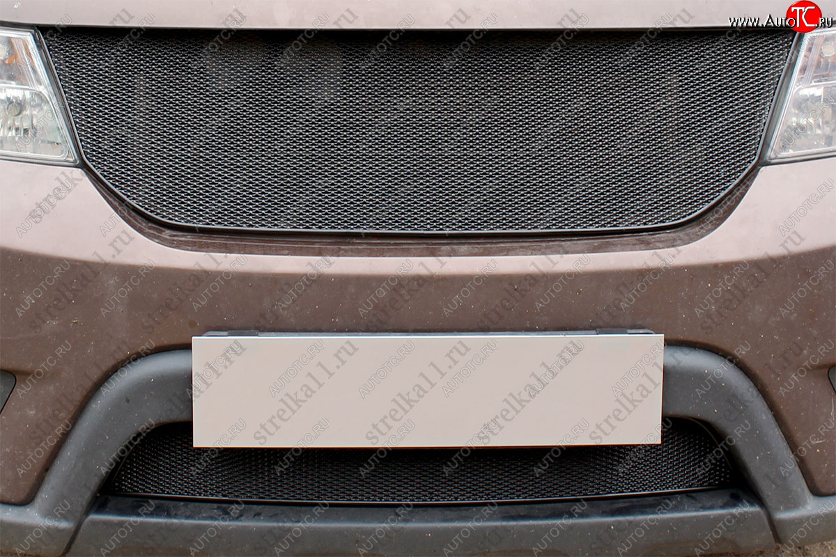 3 999 р. Защитная сетка радиатора в бампер (ячейка 4х10 мм) Стрелка11 Премиум  Fiat Freemont (2011-2016) (черная)