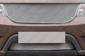 5 299 р. Защитная сетка радиатора в бампер (ячейка 4x10 мм, вместо штатной) Стрелка11 Премиум  Fiat Freemont (2011-2016) (хром). Увеличить фотографию 1