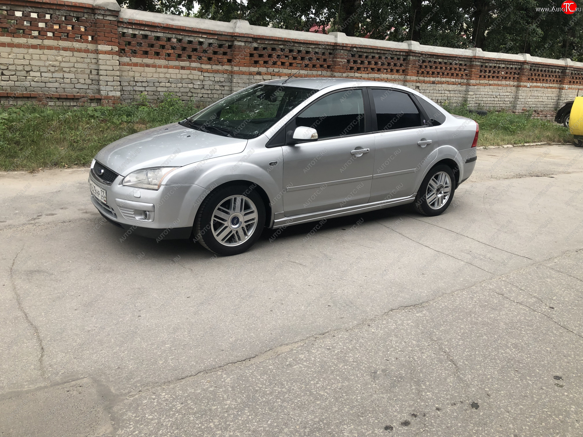 Пороги накладки Autodemic (установка под штатный брызговик) Ford Focus 2  (2004-2011) (Текстурная поверхность)