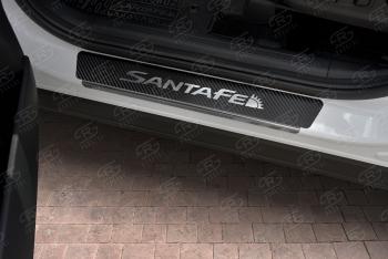 2 599 р. Накладки порожков салона Russtal  Hyundai Santa Fe  4 TM (2020-2024) (нержавейка с карбоновым покрытием и надписью). Увеличить фотографию 2