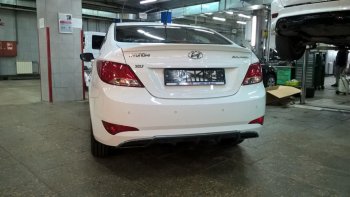 Накладка на задний бампер Hyundai Solaris RB рестайлинг седан (2014-2017) АвтоКрат. (Неокрашенная)Цена: 4 349 р.. Увеличить фотографию 3
