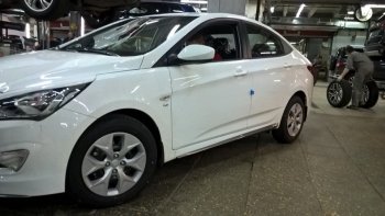 Пластиковые пороги Hyundai Solaris RB рестайлинг седан (2014-2017) АвтоКрат. (Неокрашенные)Цена: 5 499 р.. Увеличить фотографию 3