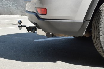16 249 р. Фаркоп Petroil Tuning (съемный квадрат, с нержавеющей пластиной) Jeep Grand Cherokee WK2 1-ый рестайлинг (2013-2018) (Без заглушки ). Увеличить фотографию 2