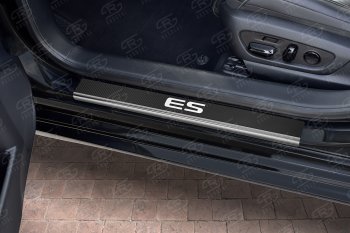 2 279 р. Накладки порожков салона Russtal  Lexus ES350  XV70 (2018-2022) (Нержавейка с покрытием карбон, с надписью). Увеличить фотографию 2