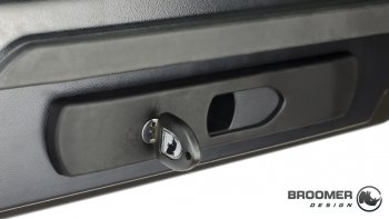 Багажный бокс Audi A8 (D4) 3-е поколение дорестайлинг, седан (2009-2013) Broomer Venture. (Покрытие: шагрень, Цвет: чёрный)Цена: 22 749 р.. Увеличить фотографию 9
