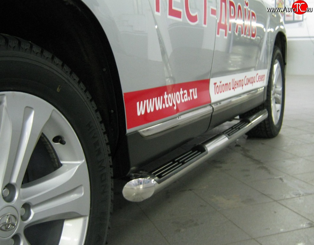 21 749 р. Защита порогов Russtal из трубы d76 мм с пластиковыми вставками для ног  Toyota Highlander  XU40 (2010-2013) (Защита порогов с со скосами на торцах (вариант 1))