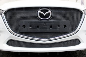 3 999 р. Защитная сетка в бампер (верх, ячейка 3х7 мм, с рамкой под номер) Alfeco Стандарт  Mazda 3/Axela  BM (2016-2019) (Чёрная). Увеличить фотографию 3