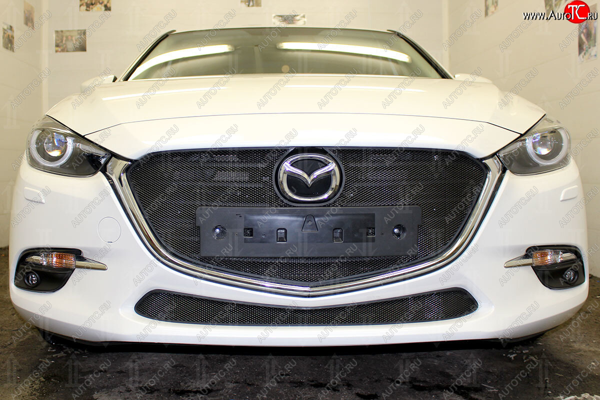 3 999 р. Защитная сетка в бампер (верх, ячейка 3х7 мм, с рамкой под номер) Alfeco Стандарт  Mazda 3/Axela  BM (2016-2019) (Чёрная)