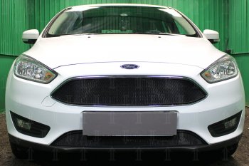 2 969 р. Защитная сетка в бампер (верх, ячейка 3х7 мм, кроме компл.Titanium) Alfeco Стандарт  Ford Focus  3 (2014-2019) (Чёрная). Увеличить фотографию 1