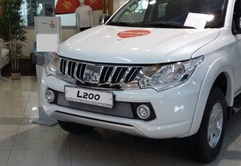 3 199 р. Защитная сетка в бампер (низ, ячейка 3х7 мм) Alfeco Стандарт Mitsubishi L200 5 KK,KL дорестайлинг (2015-2019) (Хром). Увеличить фотографию 2