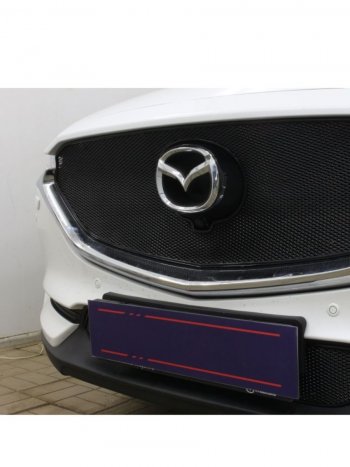 6 549 р. Защитная сетка в бампер (верх, 3D, с камерой, ячейка 4х10 мм) Alfeco Премиум  Mazda CX-5  KF (2016-2024) (Чёрная). Увеличить фотографию 3