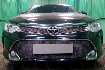4 849 р. Защитная сетка в бампер (верх, 2 части, ячейка 4х10 мм) Стрелка11 Премиум  Toyota Camry  XV55 (2014-2017) (Чёрная). Увеличить фотографию 1