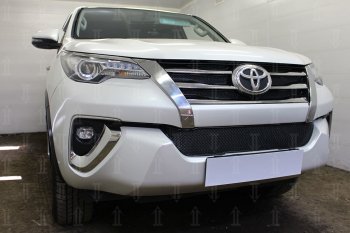 4 999 р. Защитная сетка в бампер (низ, ячейка 4х10 мм) Стрелка11 Премиум Toyota Fortuner AN160 дорестайлинг (2015-2020) (Чёрная). Увеличить фотографию 3