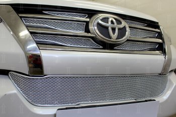 5 249 р. Защитная сетка в бампер (низ, ячейка 4х10 мм) Стрелка11 Премиум Toyota Fortuner AN160 дорестайлинг (2015-2020) (Хром). Увеличить фотографию 2