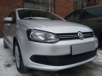 4 199 р. Защитная сетка в бампер (низ, ячейка 4х10 мм) Стрелка11 Премиум Volkswagen Polo 5 седан дорестайлинг (2009-2015) (Чёрная). Увеличить фотографию 2