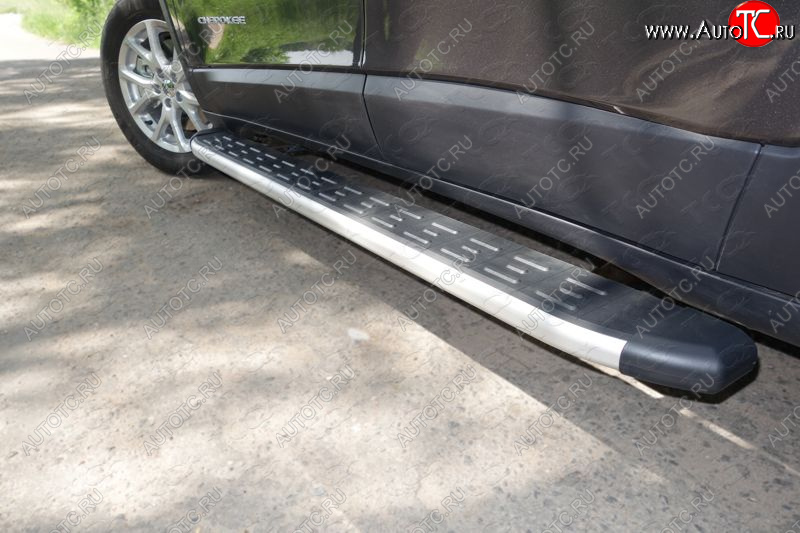 19 999 р. Пороги алюминиевые с пластиковой накладкой (Sport, Longitude, Limited) ТСС Тюнинг  Jeep Cherokee  KL (2014-2017) (серые)