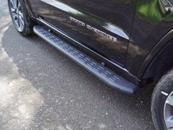 Пороги алюминиевые с пластиковой накладкой ТСС Тюнинг Jeep (Джип) Grand Cherokee (Гран)  WK2 (2018-2024) WK2 2-ой рестайлинг  (карбон черные)