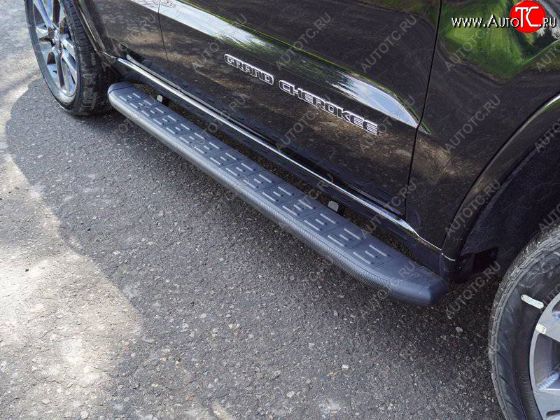 21 349 р. Пороги алюминиевые с пластиковой накладкой ТСС Тюнинг  Jeep Grand Cherokee  WK2 (2018-2024) (карбон черные)