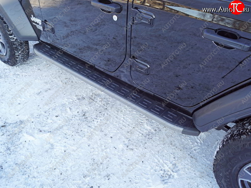 21 349 р. Пороги алюминиевые с пластиковой накладкой ТСС Тюнинг  Jeep Wrangler  JL (2018-2024) (карбон серые)