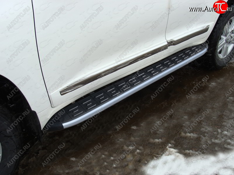21 349 р. Пороги алюминиевые с пластиковой накладкой (кроме EXECUTIVE) ТСС Тюнинг  Toyota Land Cruiser  200 (2015-2021) (карбон серебро)
