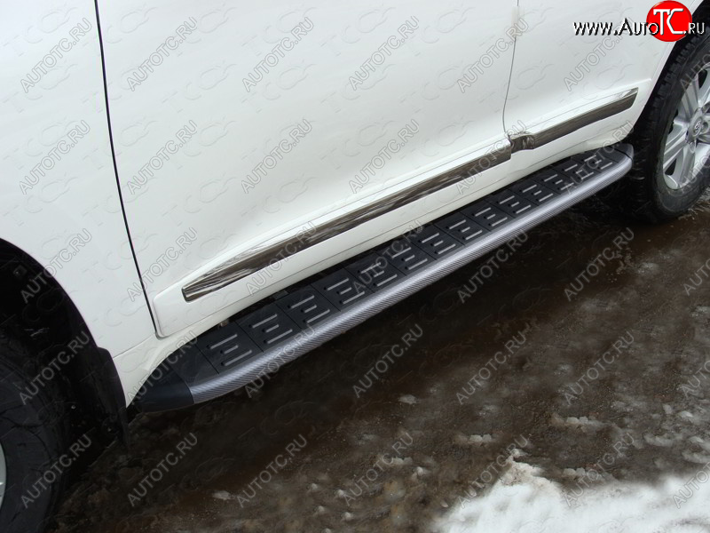 21 349 р. Пороги алюминиевые с пластиковой накладкой ТСС Тюнинг Toyota Land Cruiser 200 2-ой рестайлинг (2015-2021) (карбон черные)