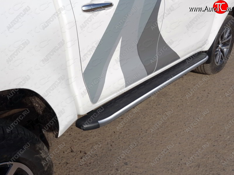 21 349 р. Пороги алюминиевые с пластиковой накладкой, ТСС Тюнинг  Toyota Hilux  AN120 (2020-2024) (карбон серебро)
