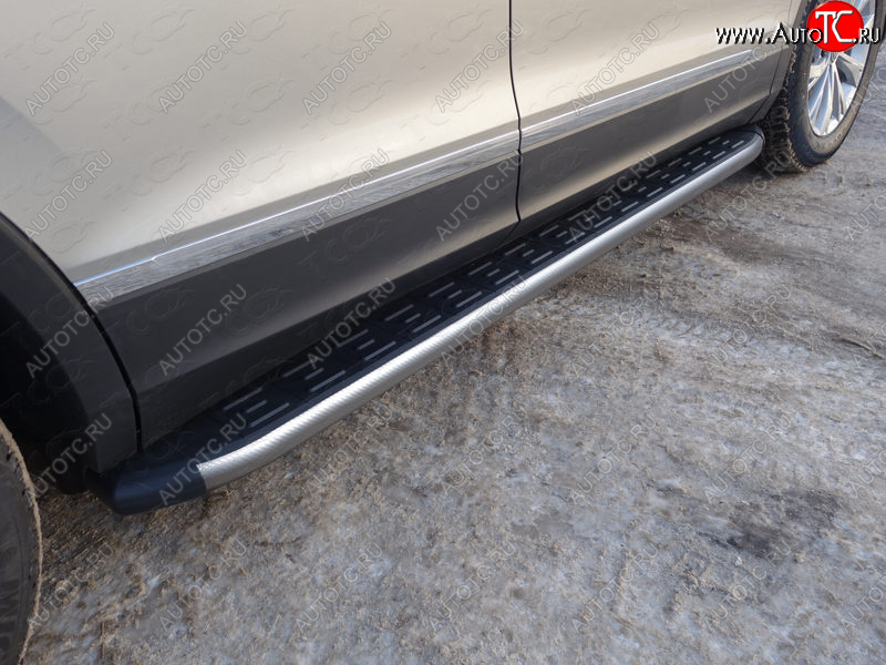 21 349 р. Пороги алюминиевые с пластиковой накладкой ТСС Тюнинг  Volkswagen Tiguan  Mk2 (2016-2020) (карбон серые)