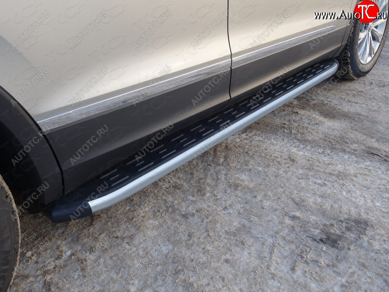 21 349 р. Пороги алюминиевые с пластиковой накладкой, ТСС Тюнинг  Volkswagen Tiguan  Mk2 (2016-2020) ( карбон серебро)