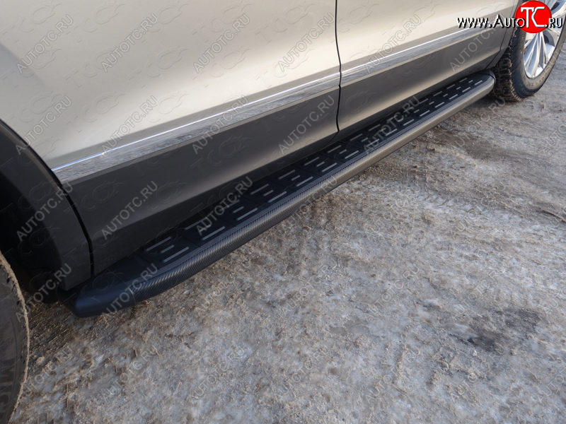 21 349 р. Пороги алюминиевые с пластиковой накладкой ТСС Тюнинг  Volkswagen Tiguan  Mk2 (2016-2020) (карбон черные)