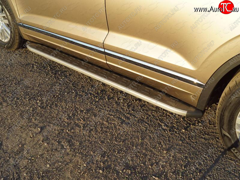 21 349 р. Пороги алюминиевые с пластиковой накладкой, ТСС Тюнинг  Volkswagen Touareg  CR (2018-2024) (карбон серебро)