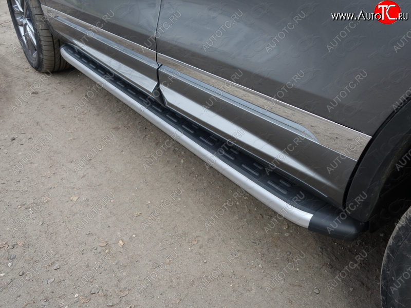 19 999 р. Пороги алюминиевые с пластиковой накладкой R-Line ТСС Тюнинг  Volkswagen Touareg  NF (2014-2018) (серые)