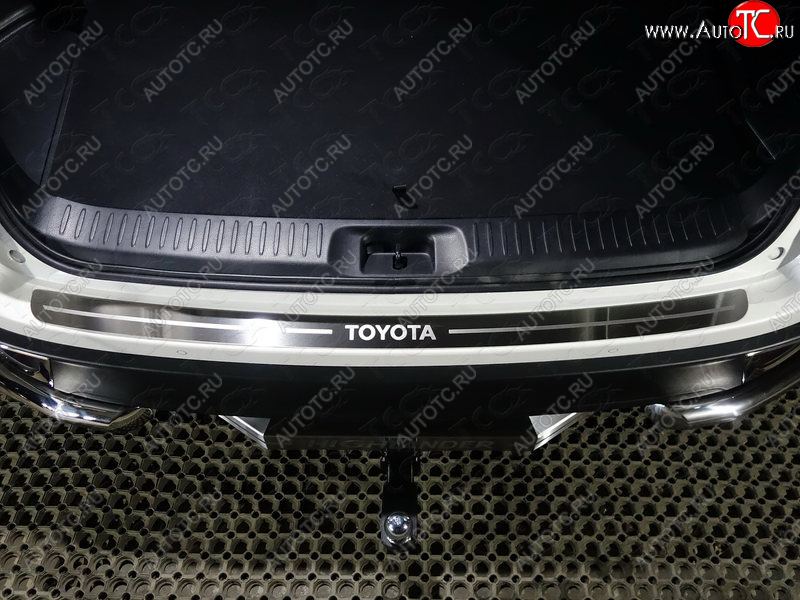 4 099 р. Накладка на задний бампер, ТСС Тюнинг  Toyota Highlander  XU50 (2016-2020) (лист шлифованный надписьToyot)