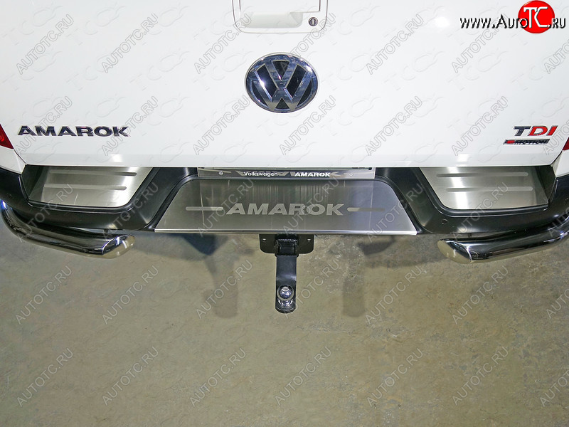8 199 р. Накладки на задний бампер, ТСС Тюнинг  Volkswagen Amarok (2016-2022) (лист шлифованный надпись Amarok)