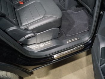 5 799 р. Накладки на пластиковые пороги задние, ТСС Тюнинг  Volkswagen Teramont  CA1 (2016-2020) (лист шлифованный лотип VW). Увеличить фотографию 1