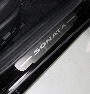 4 469 р. Накладки на порожки салона ТСС Тюнинг  Hyundai Sonata  DN8 (2019-2024) (лист шлифованный, надпись Sonata). Увеличить фотографию 1