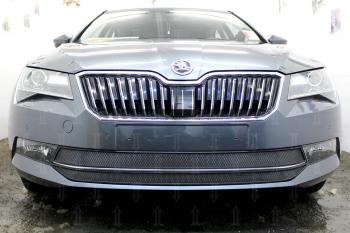 3 999 р. Защита радиатора (2 части) Стрелка11 Стандарт  Skoda Superb ( B8 (3V),  B8 (3V5)) (2015-2019) лифтбэк дорестайлинг, универсал дорестайлинг (черная). Увеличить фотографию 1