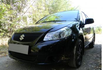 2 499 р. Защита радиатора Стрелка11 Стандарт  Suzuki SX4  GYC21S (2006-2012) дорестайлинг седан (черная). Увеличить фотографию 2