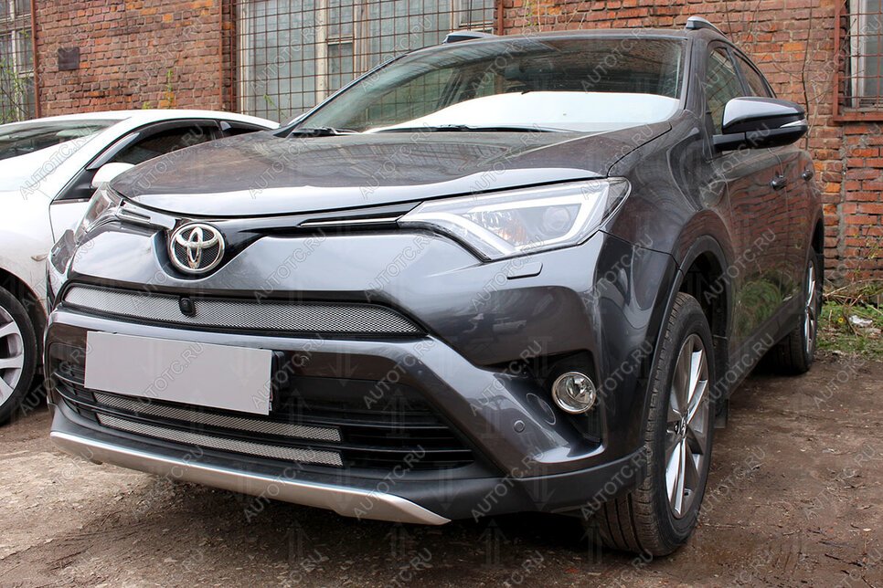 2 599 р. Защита радиатора (верх с камерой) Стрелка11 Стандарт  Toyota RAV4  XA40 (2015-2019) 5 дв. рестайлинг (хром)