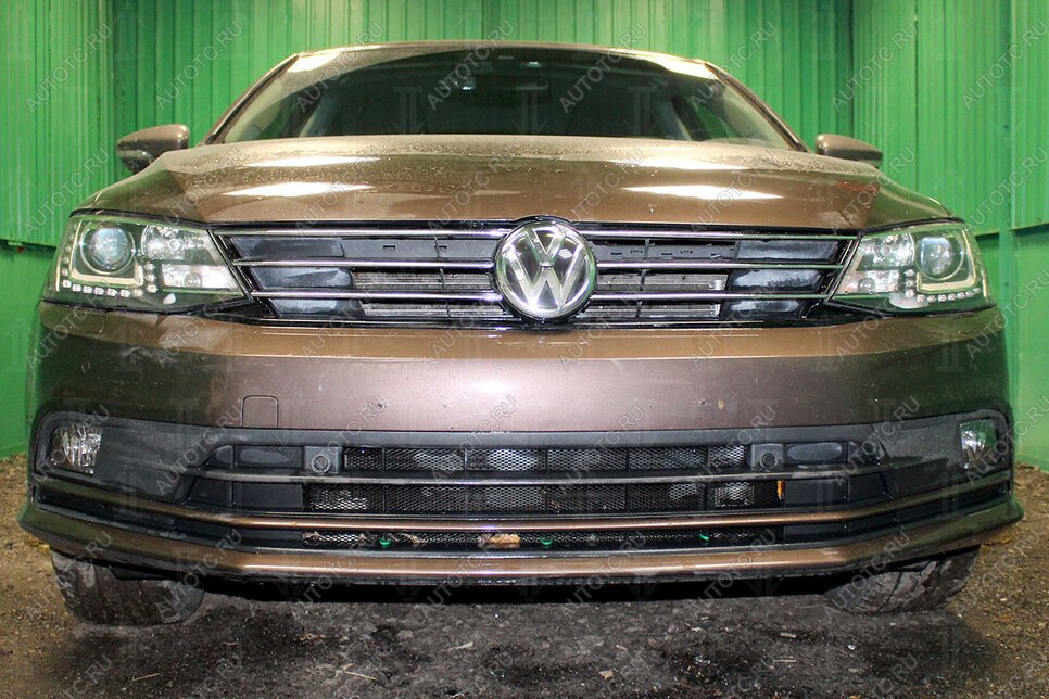 4 199 р. Защита радиатора (3 части с парктроником) Стрелка11 Стандарт Volkswagen Jetta A6 седан рестайлинг (2015-2018) (черная)