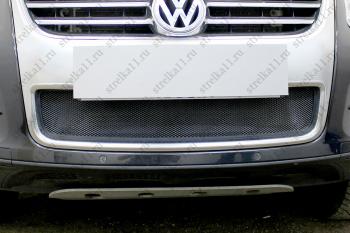 2 599 р. Защита радиатора (низ) Стрелка11 Стандарт  Volkswagen Touareg  GP (2006-2010) рестайлинг (черная). Увеличить фотографию 1