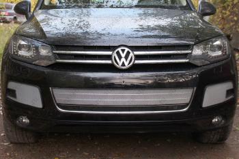 2 599 р. Защита радиатора (боковая 2 части) Стрелка11 Стандарт  Volkswagen Touareg  NF (2010-2014) дорестайлинг (хром). Увеличить фотографию 1