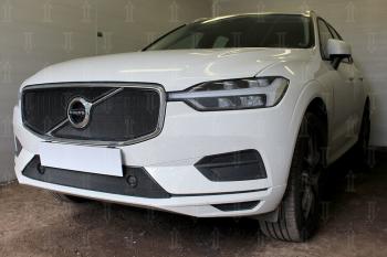 3 499 р. Защита радиатора (Inscription) (верх 2 части) Стрелка11 Стандарт Volvo XC60 (2017-2022) (черная). Увеличить фотографию 1